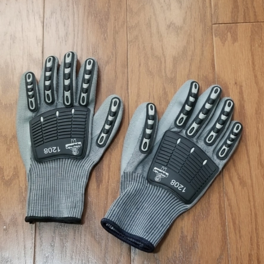 NEW! Refrigiwear Gray and Black Protective Gloves Sz Large NWT